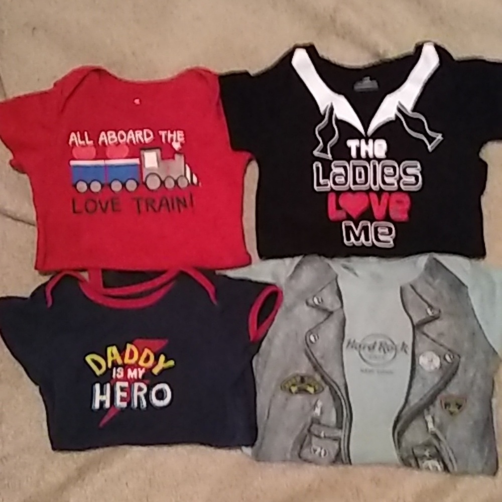 Size 18 months boys onesies. 🙇4 TOTAL🙇
